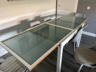 Mesa de comedor cristal y patas blancas