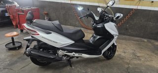 SYM Joymax Maxi Scooter Blanca y Negra