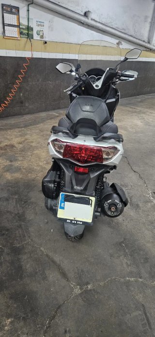 SYM Joymax Maxi Scooter Blanca y Negra