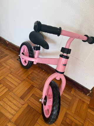 Bicicleta de equilibrio rosa