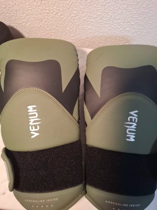 Pack boxeo Venum 12 oz + vendas + protector bucal