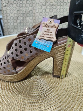 Sandalias Beige y Doradas Talla 37