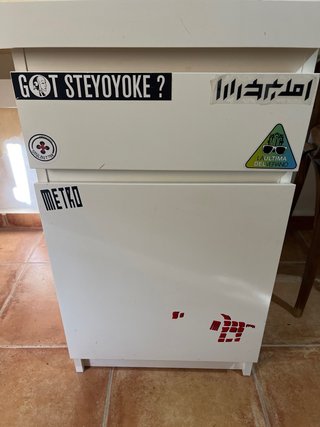 Escritorio blanco con cajonera