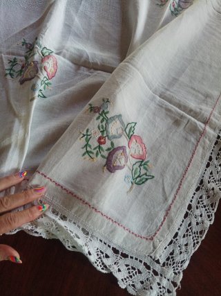 Copritavolo lino ricamato fiori