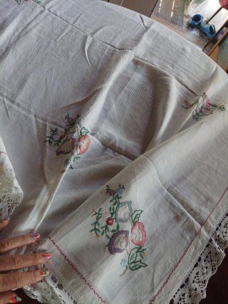 Copritavolo lino ricamato fiori