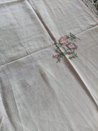 Copritavolo lino ricamato fiori