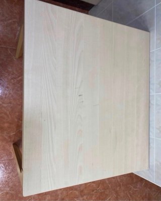 Mesa de madera clara