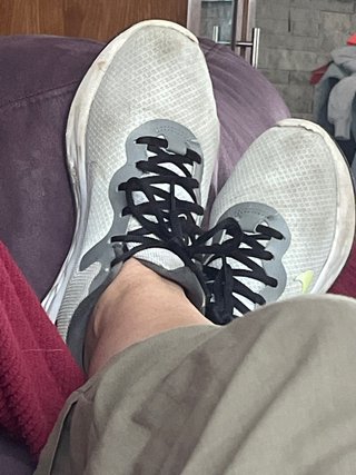 Playeros grises y blancos