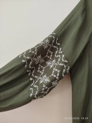 Blusa Zara bordada verde militar