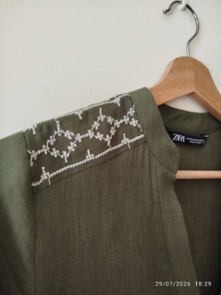Blusa Zara bordada verde militar