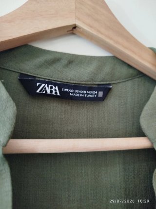 Blusa Zara bordada verde militar