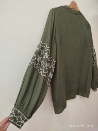 Blusa Zara bordada verde militar