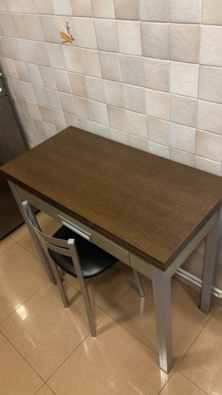 Mesa de cocina y 2 taburetes