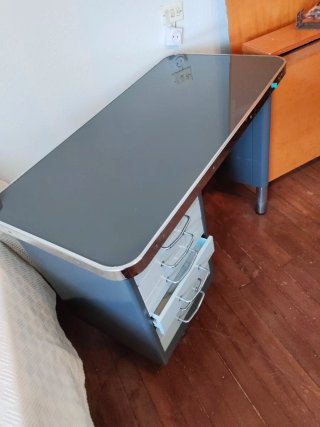 Tavolo da ufficio in metallo e vetro