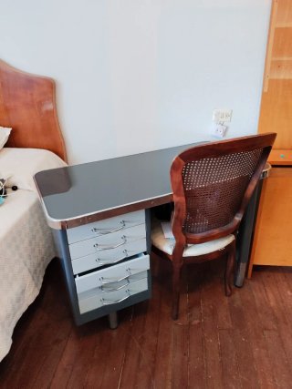 Tavolo da ufficio in metallo e vetro