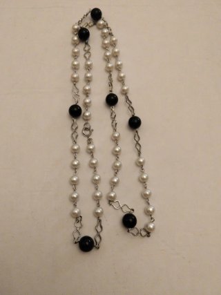 Collar largo perlas blancas y negras