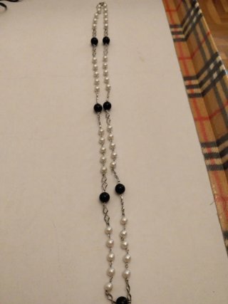 Collar largo perlas blancas y negras