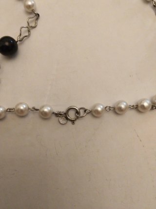 Collar largo perlas blancas y negras
