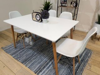 Mesa con 4 sillas nuevas de fábrica