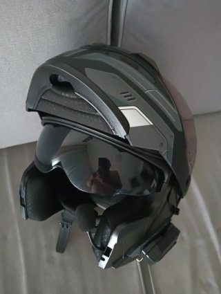 Casco modular gris y azul.