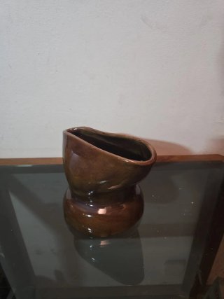Jarrón de cerámica marrón