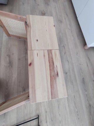 Mueble de madera con mimbre