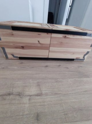 Mueble de madera con mimbre