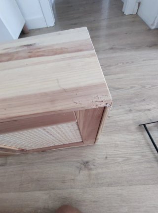 Mueble de madera con mimbre