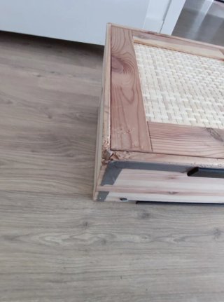 Mueble de madera con mimbre