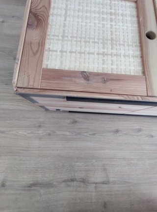 Mueble de madera con mimbre