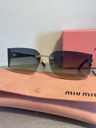 Occhiali da sole Miu Miu vintage dorati e neri alla moda