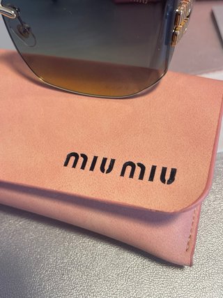 Occhiali da sole Miu Miu vintage dorati e neri alla moda