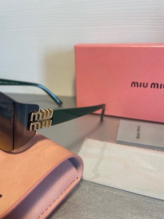Occhiali da sole Miu Miu vintage dorati e neri alla moda