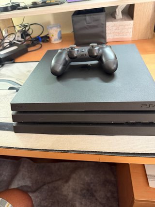 PS4 Pro 1TB + 5 Juegos