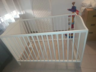 Cuna de bebé blanca