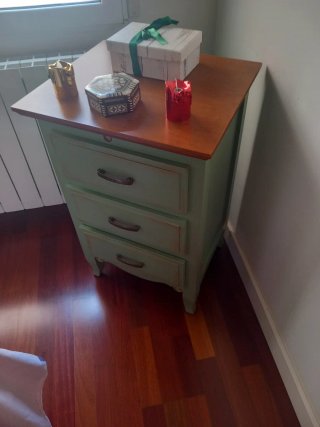 Cómoda verde con tapa de madera