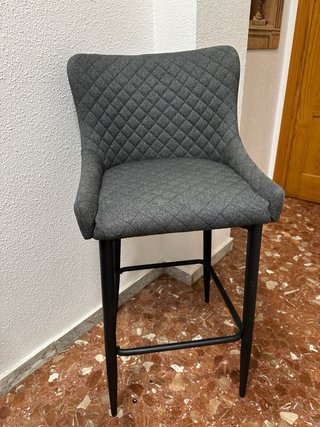 Mesa alta y 4 taburetes grises acolchados
