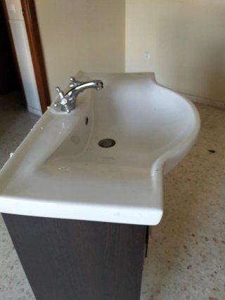 Mueble de baño con lavabo y grifería