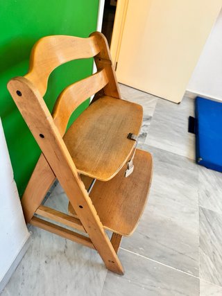 Trona de madera alta