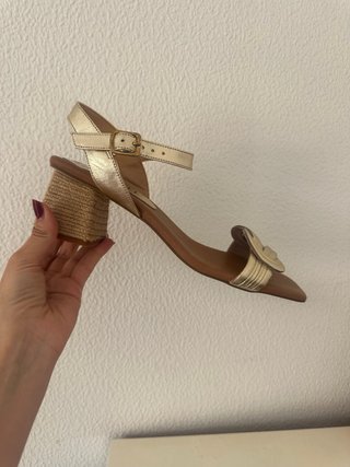 Sandalia dorada tacón cuña esparto