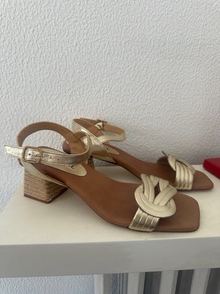 Sandalia dorada tacón cuña esparto