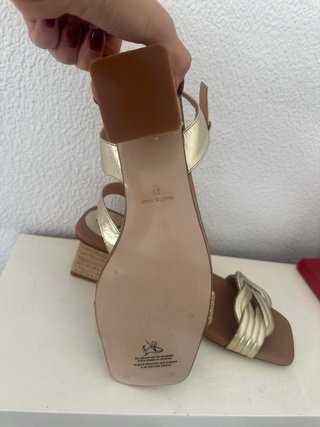 Sandalia dorada tacón cuña esparto