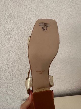 Sandalia dorada tacón cuña esparto
