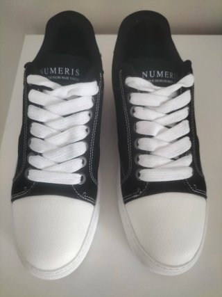 Zapatillas Numeris Negras y Blancas