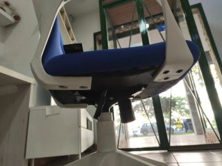 Silla de oficina ergonómica azul y blanca