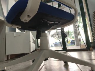 Silla de oficina ergonómica azul y blanca