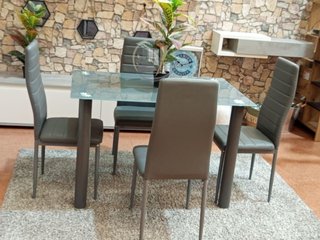 Mesa de comedor con 4 sillas en color gris.
