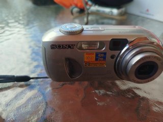Fotocamere vintage Sony e Kodak in argento