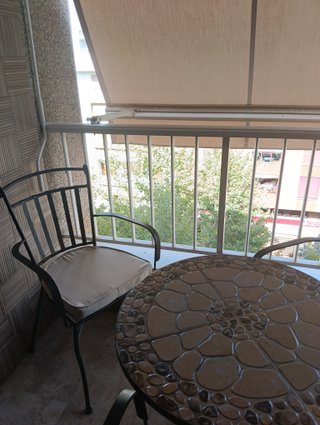 Mesa y 3 sillas balcón exterior