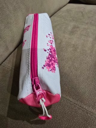 Estuche escolar blanco con diseño rosa